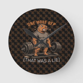 Horloge Ronde Casquette drôle de capybara au gym Encore une répé