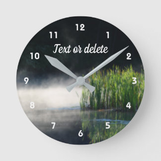 Horloge Ronde Cattails Dans La Pose Sur Un Étang Orton Personnal