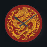 Horloge Ronde Cercle de dragon chinois traditionnel jaune et rou<br><div class="desc">Ce design circulaire fluide présente un dragon chinois fluide. Le corps du serpent serpente du haut du motif jusqu'à la queue tourbillonnante. Quatre grandes griffes s'étendent du corps du dragon créant une position agressive mais élégante. Ce magnifique motif est une interprétation élégante du dragon chinois traditionnel.</div>