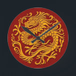 Horloge Ronde Cercle de dragon chinois traditionnel jaune et rou<br><div class="desc">Ce design circulaire fluide présente un dragon chinois fluide. Le corps du serpent serpente du haut du motif jusqu'à la queue tourbillonnante. Quatre grandes griffes s'étendent du corps du dragon créant une position agressive mais élégante. Ce magnifique motif est une interprétation élégante du dragon chinois traditionnel.</div>