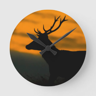 Horloge Ronde Cerf Rouge à l'Aube – Art en Bois Rustique sur la