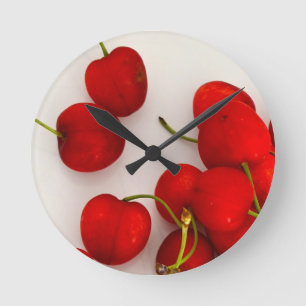Horloge Ronde Cerises rouges à la lumière naturelle Pose sur bla
