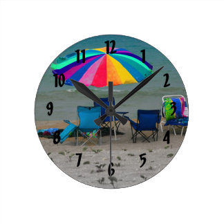 Horloge Ronde chaises de plage colorées Floride scène