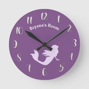Horloge Ronde Chambre de sirène violette personnalisée avec nom 