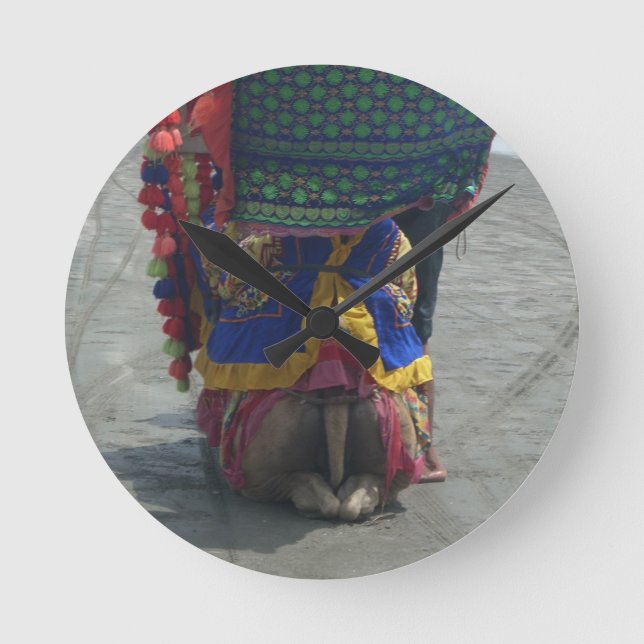 Horloge Ronde Chameau sur les orteils.png (Recto)