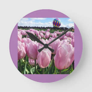 Horloge Ronde Champ de tulipe rose avec ballon à air chaud, Oreg