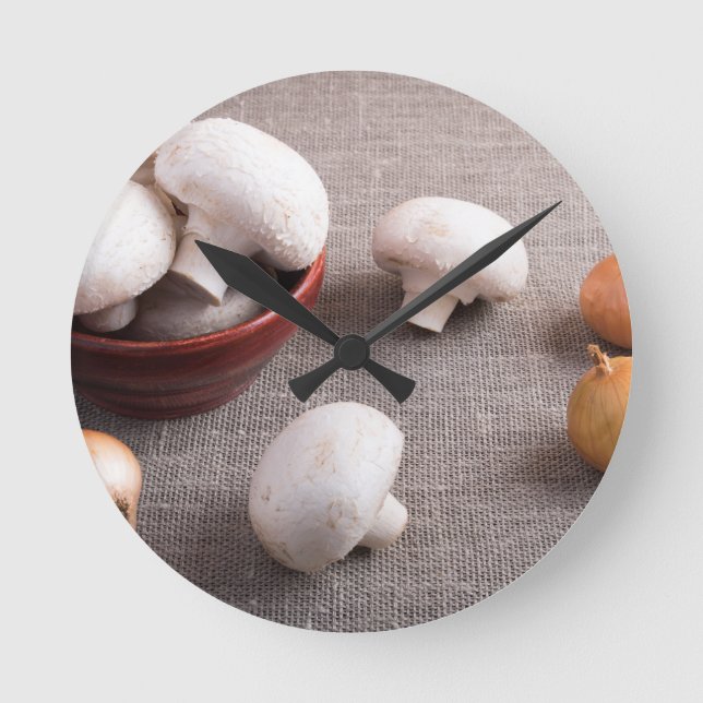 Horloge Ronde Champignon mushrooms and onions on the table (Recto)