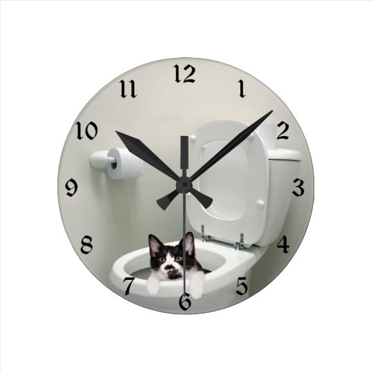 Horloge Ronde Chat De Kitty Dans La Cuvette Des Toilettes Zazzle Fr