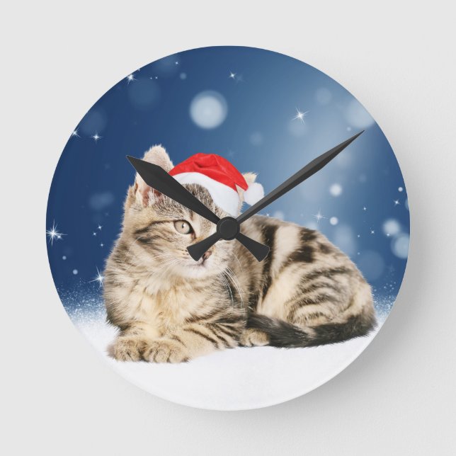 Horloge Ronde Chat mignon portant chapeau de Noël rouge neige (Recto)