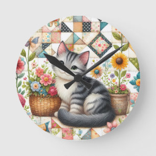 Horloge Ronde Chat Mignon sur Courtepointe Florale Cottagecore