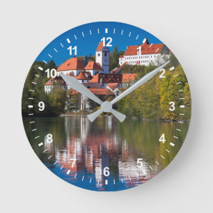 Horloge Ronde Château et Abby au bord de la rivière