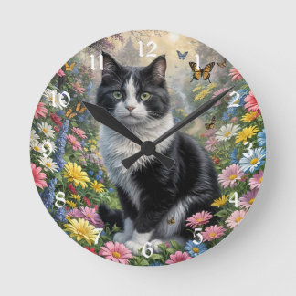 Horloge Ronde Chaton dans le jardin de fleurs