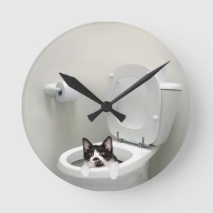Horloge Ronde Chatte-chat dans un bol de toilettes