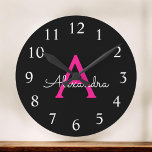 Horloge Ronde Chaud rose noir Script Girl Nom du monogramme<br><div class="desc">Hot Pink et Black Simple Script Monogram Clock. This makes the perfect sweet 16 birthday,  wedding,  bridal shower,  anniversary,  baby shower or bachelorette party gift for someone that loves glam luxury and chic styles.</div>