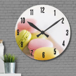 Horloge Ronde Chef pâtissier Pastel French Macaron<br><div class="desc">Ces confections françaises sucrées à base de meringue, remplies d'un centre délicieux, créent un délicieux sandwich aux biscuits, parfait pour tous les amateurs de sucreries. Décoré dans un style mignon et coloré, ce restaurant ouvert 24h/24 propose des macarons français pastel, apportant une touche de charme et de fantaisie à votre...</div>