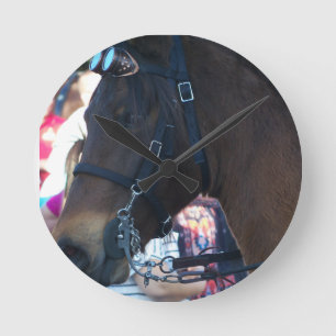 Horloge Ronde Cheval arabe Brown foncé portant des lunettes