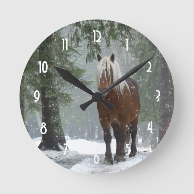 Horloge Ronde Cheval Brown dans une forêt d'hiver avec chute de  (Recto)