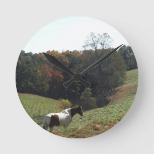 Horloge Ronde Cheval Brown et blanc à l'étang d'automne