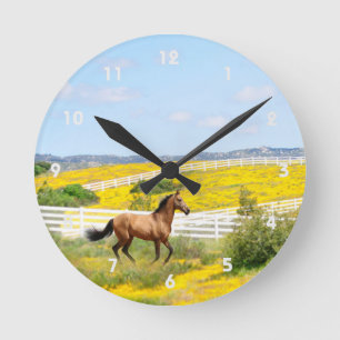 Horloge Ronde Cheval en peau de seau courant dans le champ de fl