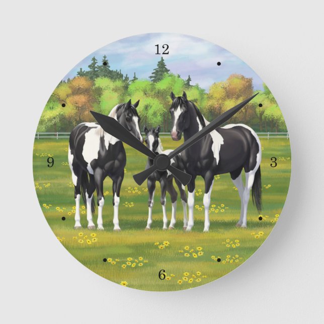 Horloge Ronde Chevaux De Peinture De Pinto Noir En Pâturage Été (Recto)