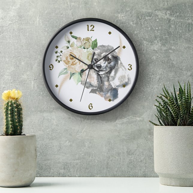 Horloge Ronde Chien de caniche à bouquet de rose blanche (Créateur téléchargé)