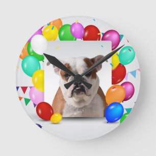 Horloge Ronde Chien de taureau avec des ballons colorés Thème d'