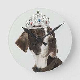 Horloge Ronde Chien se reposant avec un diadème sur la tête