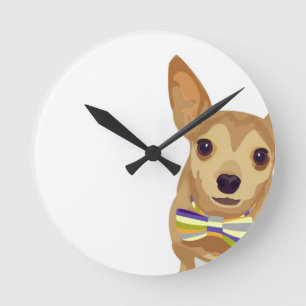 Horloge Ronde Chihuahua dans un bowtie sur un arrière - plan bla