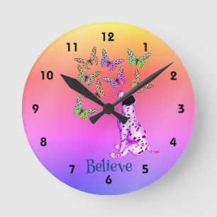 Horloge Ronde Chiot Dalmatien Et Papillons Colorés Croient