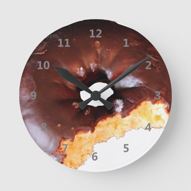 Horloge Ronde Chocolat givré de beigne de gâteau jaune avec une  (Recto)