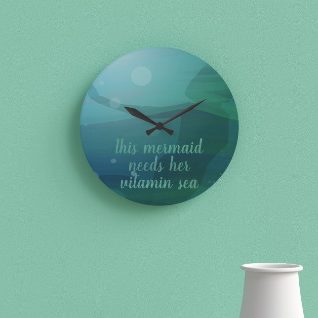 Horloge Ronde Citation personnalisée turquoise Sirène Silhouette (A mermaid swims in the deep ocean as she needs her vitamin sea)