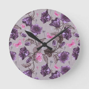 Horloge Ronde cloches de main violettes et motif de papillons