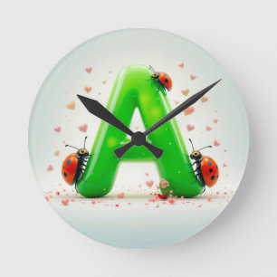 Horloge Ronde Coccinelles mignonnes sur la lettre verte A de l'a