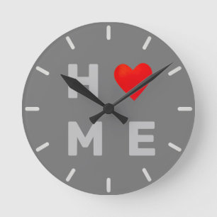 Horloge Ronde Coeur de la maison moderne sur gris
