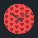Horloge Ronde Cœur rouge<br><div class="desc">pour la Saint-Valentin, jour de mariage, mariage, anniversaire, épouse-moi, amour, je t'aime, cœurs rouges, Joyeuse Saint-Valentin,  beau et romantique, 
Vous pouvez changer le fond.</div>