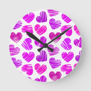 Horloge Ronde Coeurs griffés violets et roses modernes Valentine