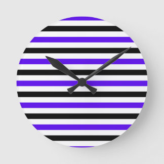 Horloge Ronde Conception de rayures blanches noires et bleues