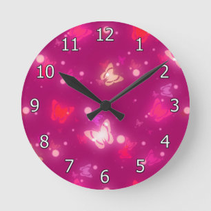 Horloge Ronde Conception rose magenta de papillons légers de