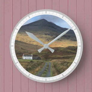 Horloge Ronde Cottage et montagne sur l'île de Mull, Ecosse