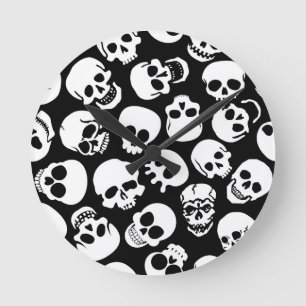 Horloge Ronde Crânes dans le motif noir d'arrière - plan