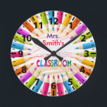 Horloge Ronde Crayons colorés Salle de classe de l'enseignant<br><div class="desc">Horloge élégante et tendance en classe. Le design comporte des crayons colorés dans un cercle et un script amusant coloré en classe. Un cadeau parfait pour les enseignants. Le modèle peut être modifié. Cliquez sur l'option Personnaliser pour modifier les couleurs,  la taille et les styles de police du texte.</div>