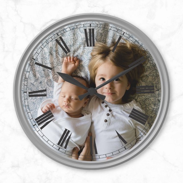 Horloge Ronde Create Your Custom Photo Grey Classy Elegant (Créateur téléchargé)