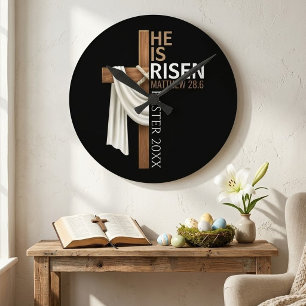 Horloge Ronde Croix de Pâques vintage personnalisée Il est ressu