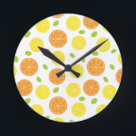 Horloge Ronde Cuisine Fruit méditerranéen Orange et tranche de c<br><div class="desc">Cette horloge ludique avec des oranges,  des citrons et des raisins ravira tous les espaces. Il fonctionne particulièrement bien dans les cuisines.</div>