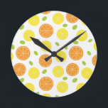 Horloge Ronde Cuisine Fruit méditerranéen Orange et tranche de c<br><div class="desc">Cette horloge ludique avec des oranges, des citrons et des raisins ravira tous les espaces. Il fonctionne particulièrement bien dans les cuisines.</div>