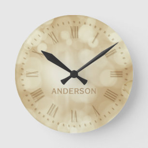 Horloge Ronde Custom Family Nom Beige Bokeh Lights Elegant
