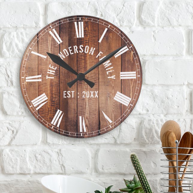 Horloge Ronde Custom Rustic Brown Wood Nom de famille Ferme (Créateur téléchargé)