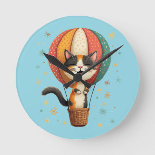 Horloge Ronde Cute Calico Chat en Hot Air Balloon Whimsical Art