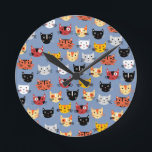 Horloge Ronde Cute Kitty Chats Fun Motif Bleu<br><div class="desc">Beaucoup de mignons visages de chatte fantaisiste sur un arrière - plan bleu. Parfait pour les amoureux des animaux.</div>