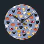 Horloge Ronde Cute Kitty Chats Fun Motif Bleu<br><div class="desc">Beaucoup de mignons visages de chatte fantaisiste sur un arrière - plan bleu. Parfait pour les amoureux des animaux.</div>